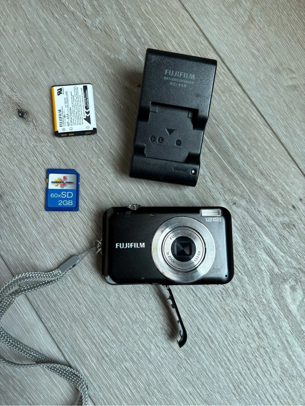 Fuji FinePix JV100 12MP Digital Camera, Battery, Sd  2 Gb Charger Tested